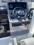 bateau Jeanneau Cap Camarat 6.5 CC série 3 poste de pilotage et barre